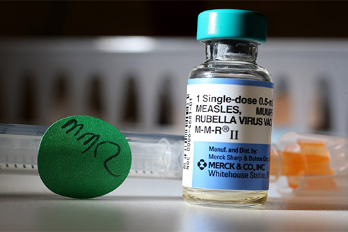 تصویری از یک ویال واکسن سرخک با برند MERCK